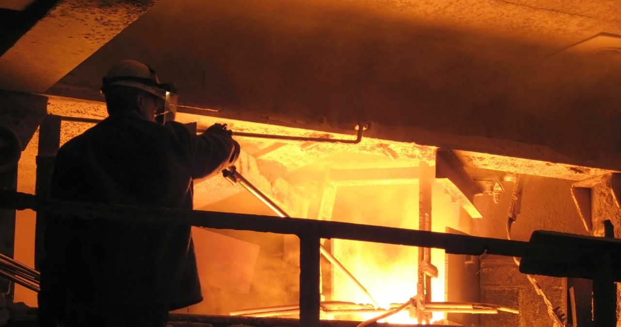 ArcelorMittal Poland przygotowuje program inwestycji dekarbonizacyjnych, które mogą pochłonąć miliardy /123RF/PICSEL