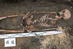 Archeolodzy badają średniowieczne cmentarzysko w Santoku 
