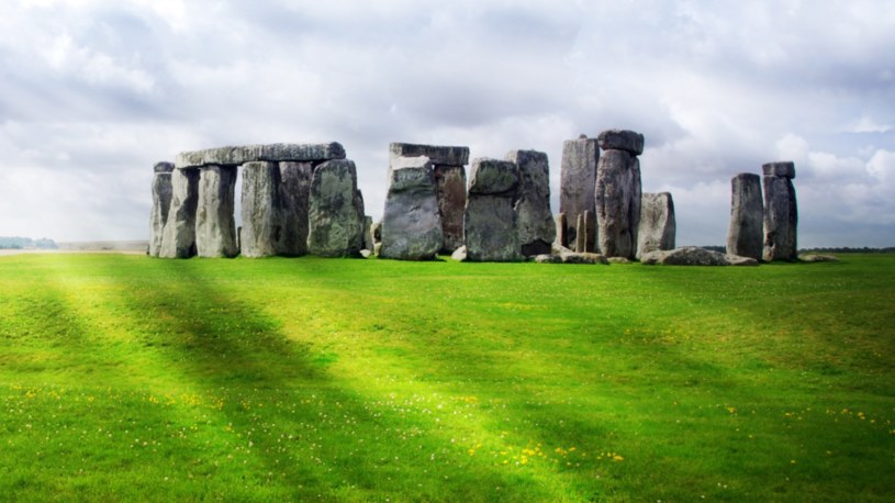 Archeolodzy odkryli nową zagadkę Stonehenge. /123RF/PICSEL
