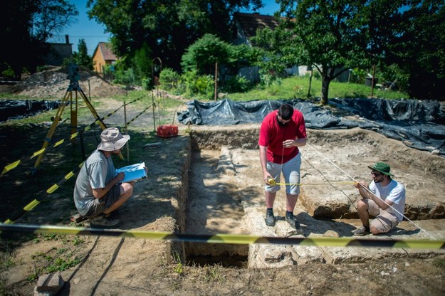 Archeolodzy podczas prac wykopaliskowych /TAMAS SOKI /PAP/EPA