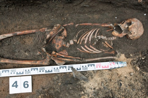 Archeolodzy pracują na miejscu cmentarzyska odkrytego w Santoku i datowanego wstępnie na X-XI wiek. Podczas eksploracji znaleziono bardzo dobrze zachowane szkielety, zarysy trumien, srebrne ozdoby kobiece oraz ostrogi. /Lech Muszyński /PAP
