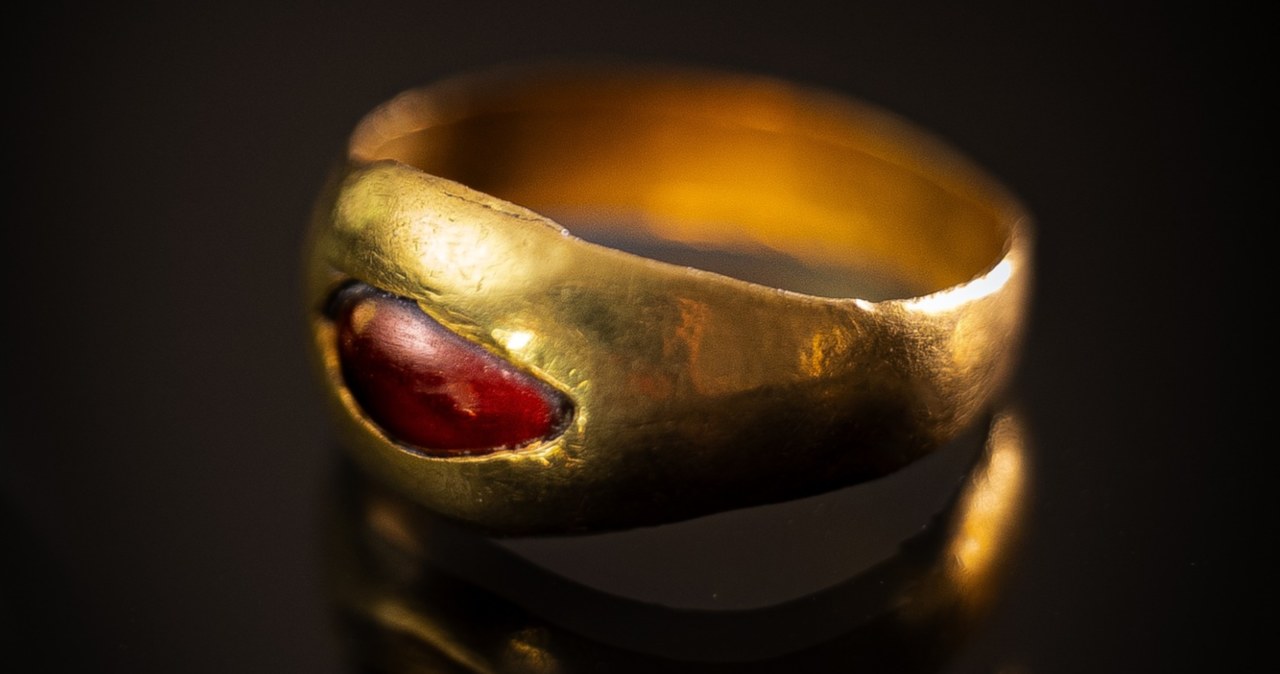 Archeolodzy w Izraelu znaleźli niezwykły złoty pierścień. Ma ponad 2000 lat /Israel Antiquities Authority /Facebook
