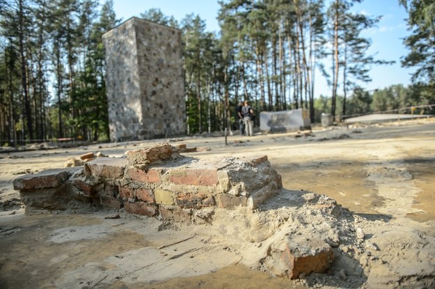 Archeolodzy znaleźli liczne fragmenty fundamentów budynku krematorium /Wojciech Pacewicz /PAP