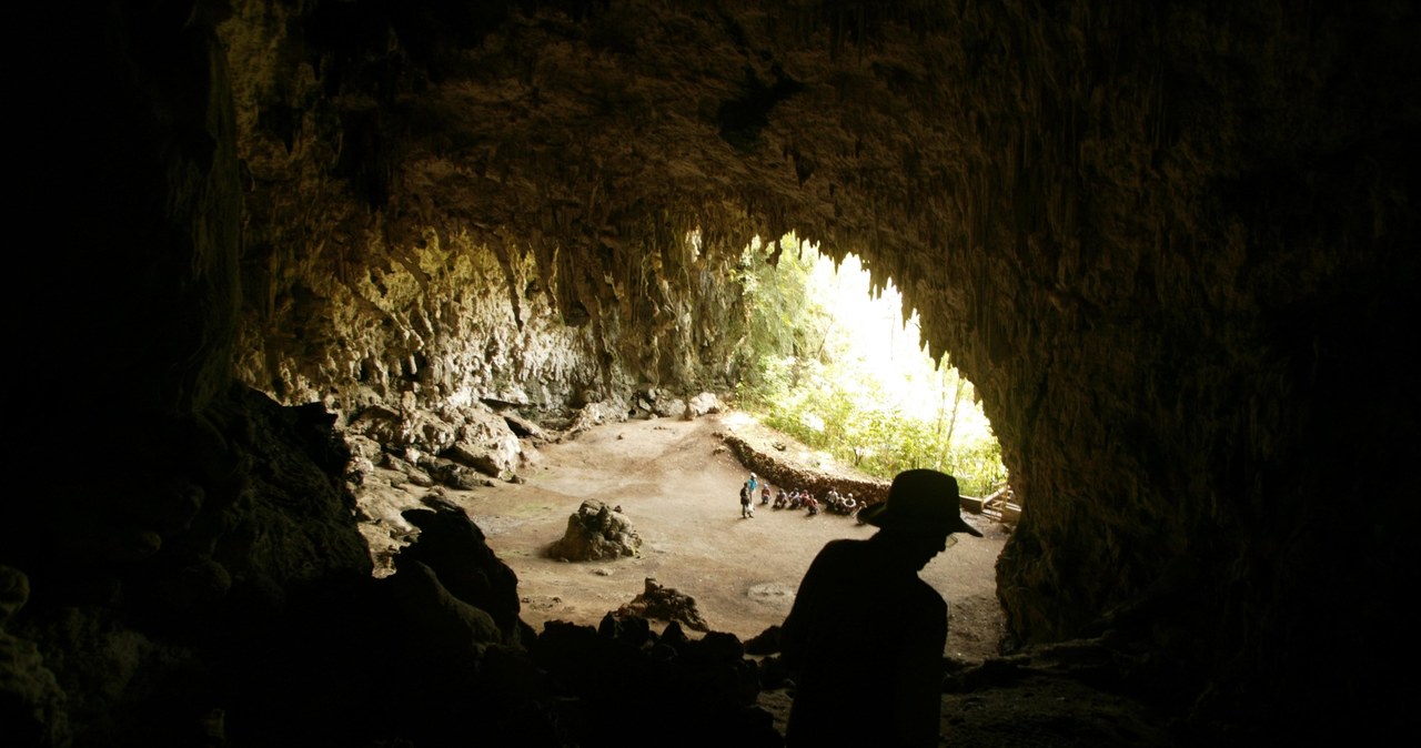 Archeolog Douglas Hobbs w jaskini w, której znaleziono szczątki hominina /Getty Images