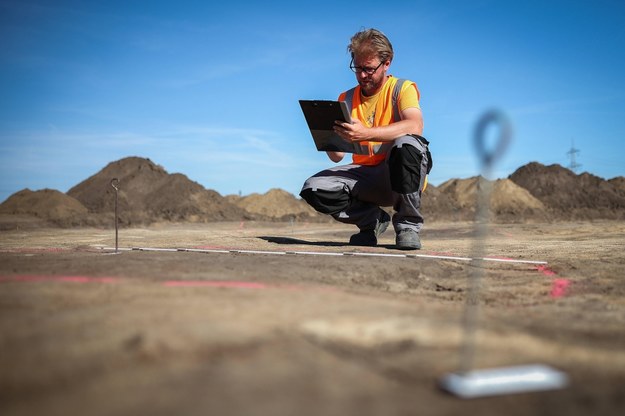 Archeolog Nikita Sirman przy pracy /Ronny Hartmann /PAP/DPA