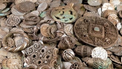 Archeologiczna sensacja: Szukał robaków na ryby, znalazł średniowieczny skarb 