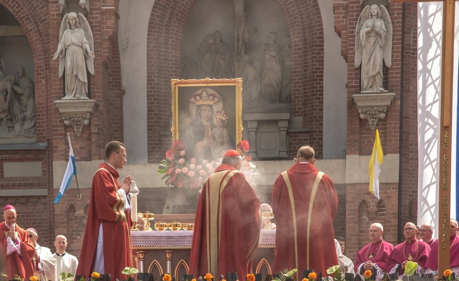 Archidiecezja katowicka namawia księży, by w ogłoszeniach nakłaniali rodziców do wypisania dzieci z lekcji edukacji zdrowotnej /Shutterstock