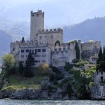 Architektoniczna perełka nad Jeziorem Garda. Mury "wyrastają" z wody