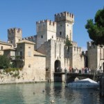 Architektoniczna perełka nad Jeziorem Garda. Mury "wyrastają" z wody