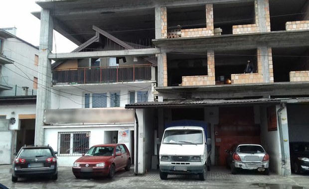 Architektoniczny bubel, czyli domek w bloku. Jest decyzja sądu