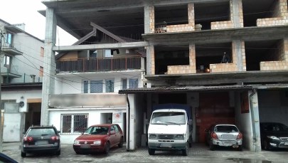 Architektoniczny bubel, czyli domek w bloku, wciąż straszy w Krakowie