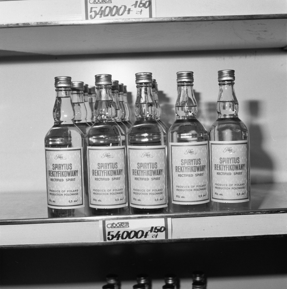 Archiwalne zdjęcie pokazujące ceny w sklepach 15 stycznia 1990 roku / 	Andrzej Rybczyński    /PAP