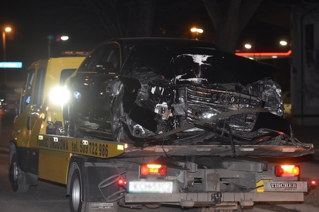 Archwialne zdjęcie pokazujące rozbitą po wypadku limuzynę Beaty Szydło /	Jacek Bednarczyk   /PAP