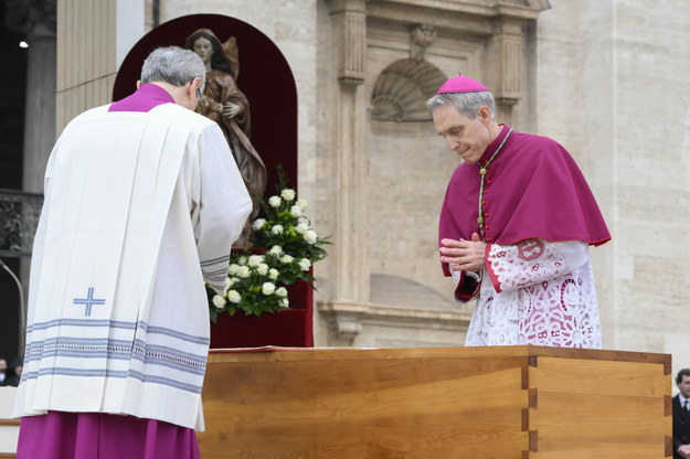 Arcybiskup Georg Gaenswein nad trumną z ciałem Benedykta XVI /VATICAN MEDIA HANDOUT /PAP/EPA