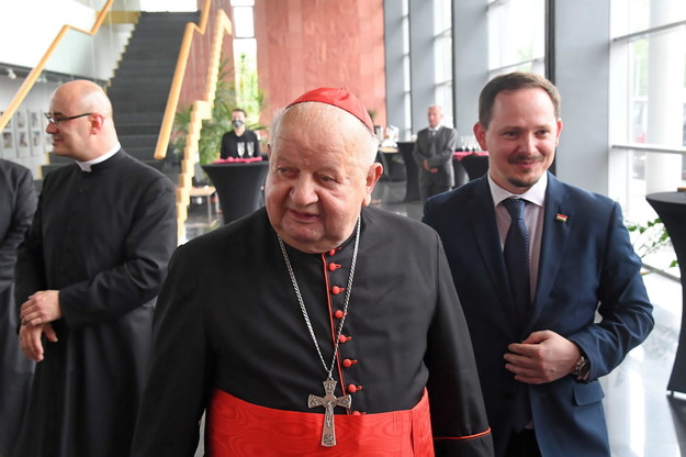 Arcybiskup krakowski kard. Stanisław Dziwisz (C) oraz konsul generalny Węgier Tibor Gerencser ( /	Jacek Bednarczyk   /PAP