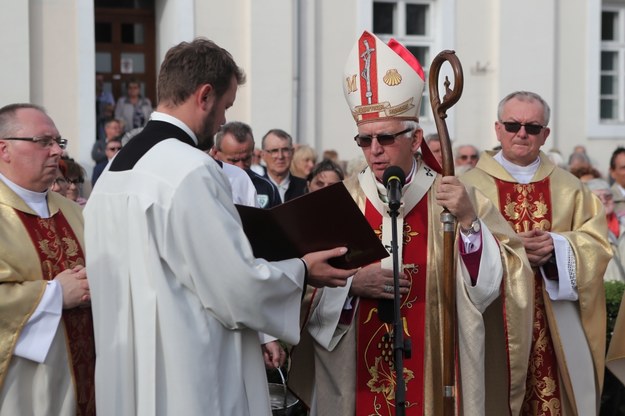 Arcybiskup metropolita częstochowski Wacław Depo (C) podczas uroczystości odsłonięcia dzwonu /Roman Zawistowski /PAP