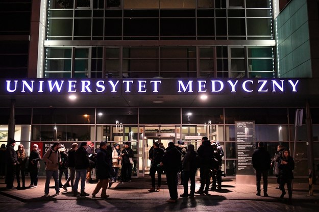 Arcybiskup przybył do szpitala, w którym operowano Pawła Adamowicza / 	Adam Warżawa    /PAP
