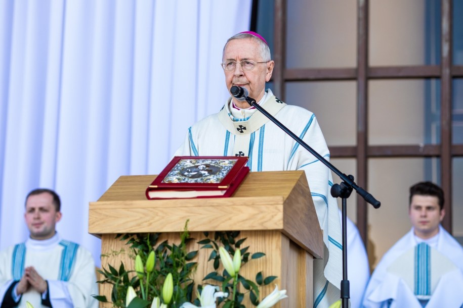 Arcybiskup Stanisław Gądecki podczas rozpoczęcia peregrynacji Obrazu Jasnogórskiego w archidiecezji poznańskiej /Marek Zakrzewski /PAP