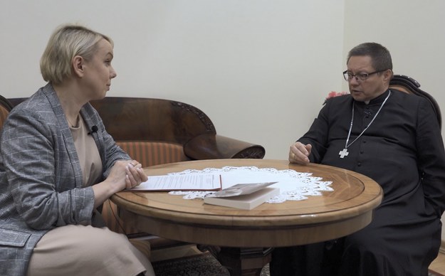 Arcybuskup Grzegorz Ryś podczas rozmowy z Magdaleną Grajnert. /Michał Dukaczewski /RMF FM