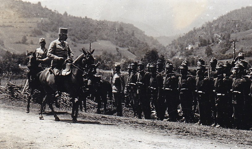 Arcyksiążę Franciszek Ferdynand dokonuje przeglądu wojsk austriackich w Sarajewie, 27 czerwca 1914 r. /AFP
