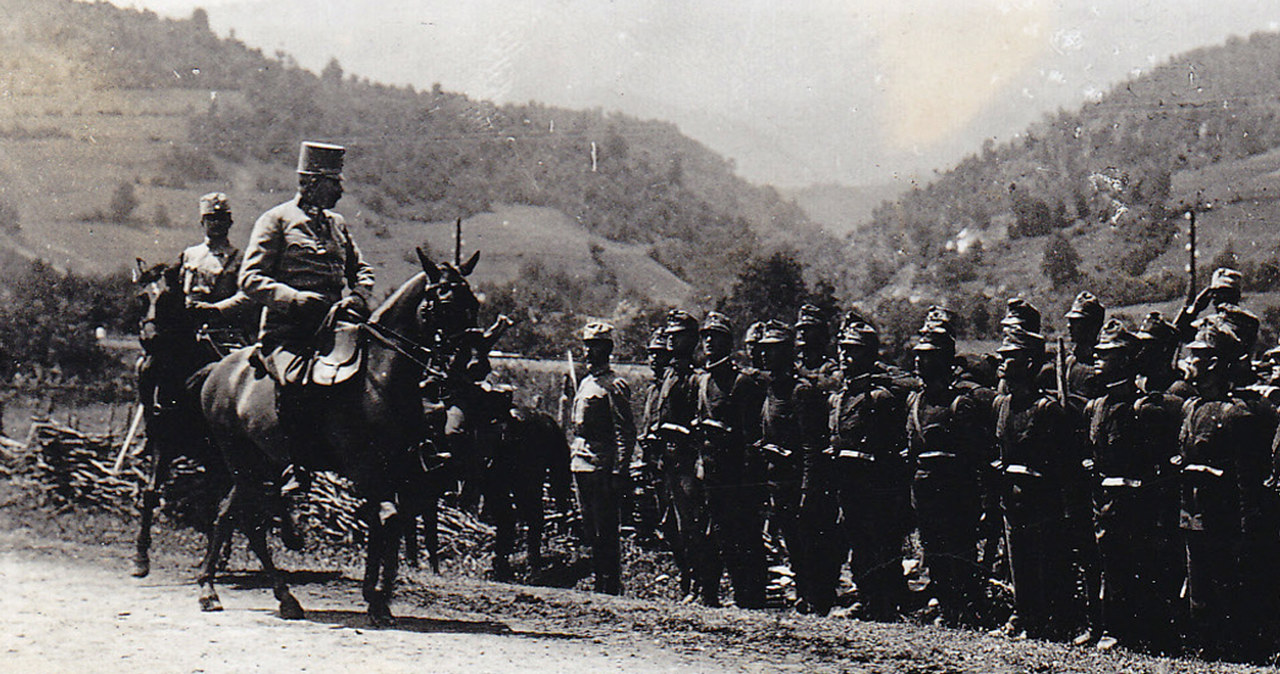 Arcyksiążę Franciszek Ferdynand dokonuje przeglądu wojsk austriackich w Sarajewie, 27 czerwca 1914 r. /AFP