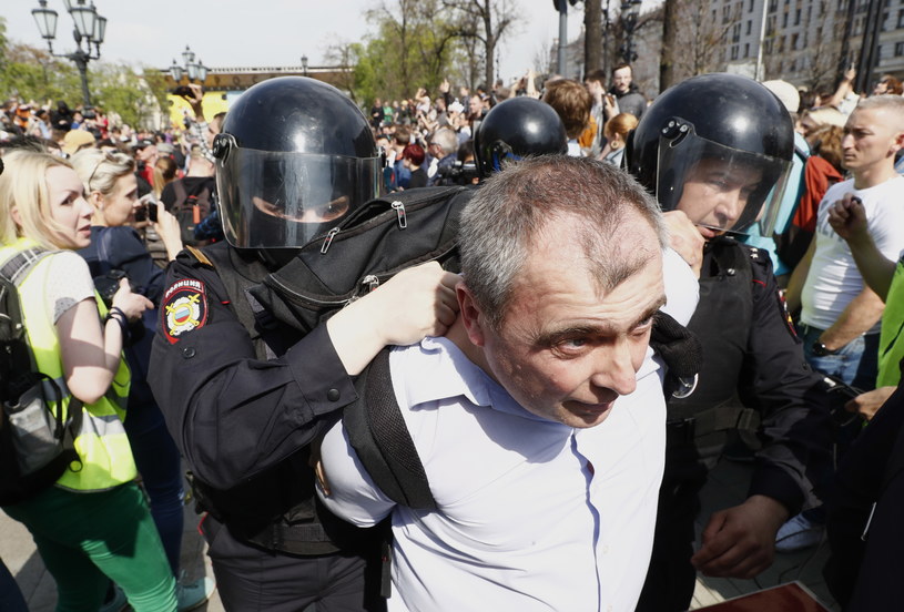 Aresztują uczestników wiecu opozycji /Sergei Ilnitsky /PAP/EPA