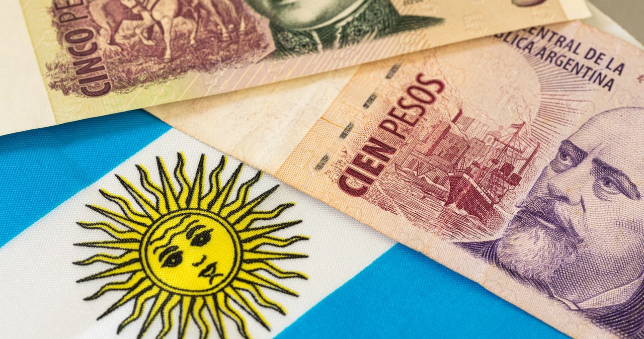 Argentyna mierzy się z hiperinflacją od blisko dwóch lat. Wskaźnik wzrostu cen towarów i usług w marcu 2023 r. wyniósł w tym kraju 104,3 proc. w relacji rocznej. Tamtejszy bank centralny podniósł stopy procentowe w kwietniu dwa razy. / Zdj. ilustracyjne