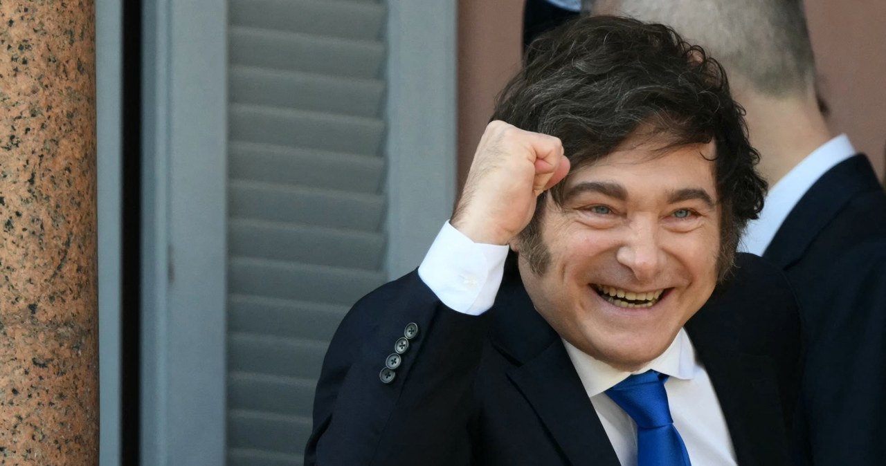 Argentyna wypadła z czołówki państw z najwyższą inflacją na świecie. Prezydent Javier Milei zastosował "terapię szokową" /Luis ROBAYO /AFP