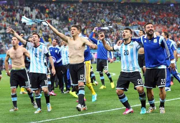 Argentyńczycy cieszą się ze zwycięstwa /PAP/EPA/SRDJAN SUKI /PAP/EPA