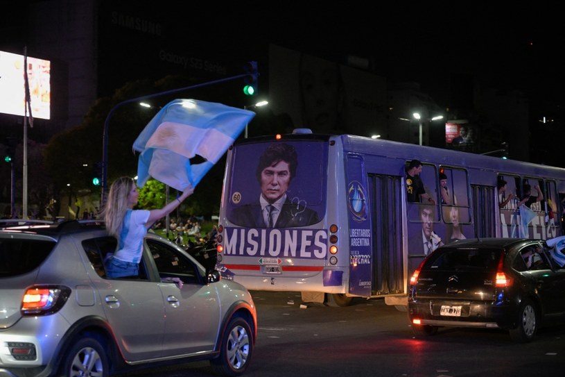 Argentyńczycy wybrali nowego prezydenta. Został nim skrajnie prawicowy libertarianin Javier Milei, który zasłynął postulatami o likwidacji banku centralnego czy dolaryzacji gospodarki /JUAN MABROMATA/AFP /AFP