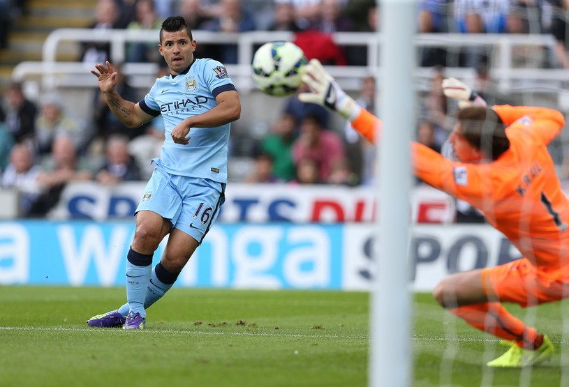 Argentyńczyk Sergio Aguero strzela drugiego gola dla Manchesteru City /AFP