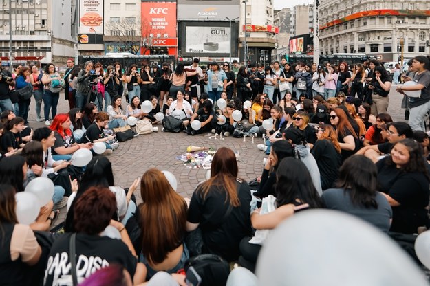 Argentyńscy fani zgromadzili się w Buenos Aires, by uczcić pamięć Liama Payne'a /JUAN IGNACIO RONCORONI /PAP/EPA