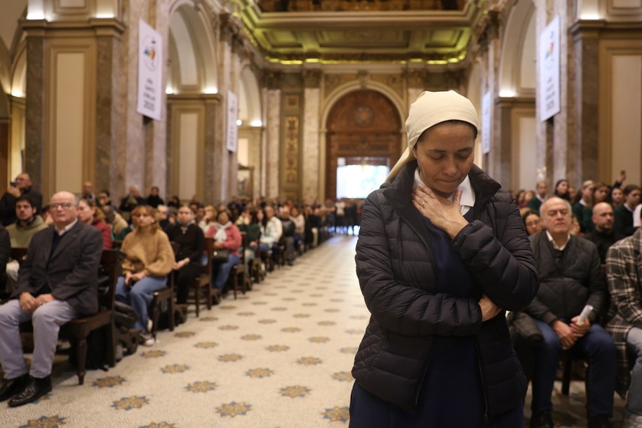 Argentyńscy wierni modlący się po śmierci papieża Franciszka /JUAN IGNACIO RONCORONI /PAP/EPA