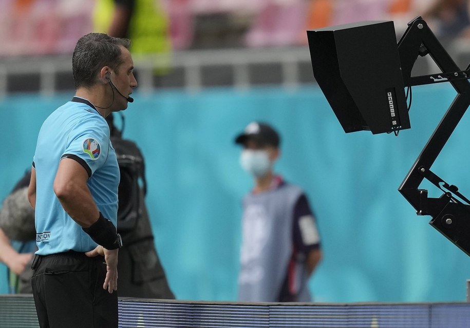 Argentyński arbiter Fernando Andres Rapallini ogląda powtórkę wideo w trakcie meczu Ukraina - Macedonia Północna na Euro 2020 /Vadim Ghirda / POOL /PAP/EPA