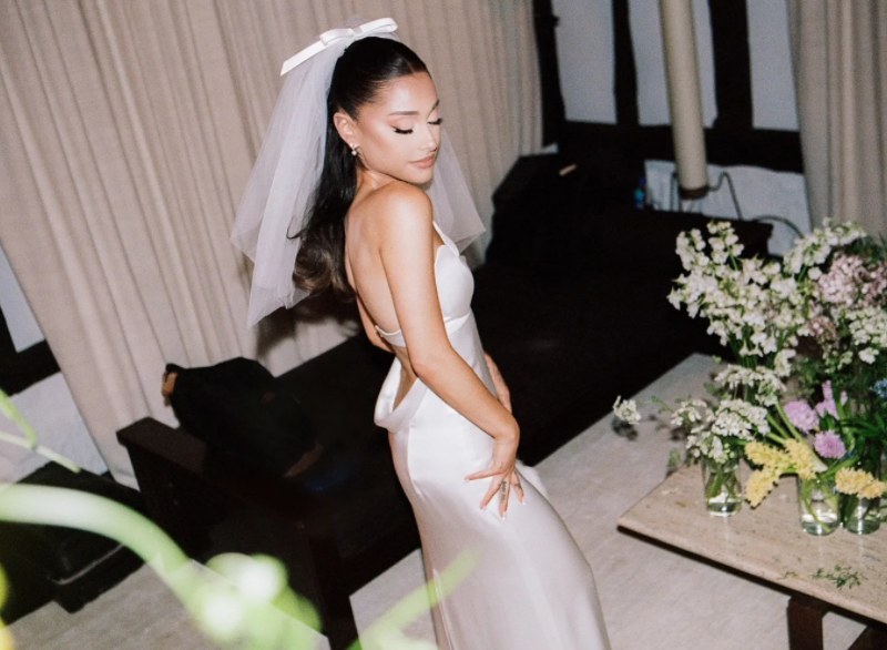 Ariana Grande w sukni ślubnej od Very Wang, fot: Stefan Kohli dla Vogue Magazine /