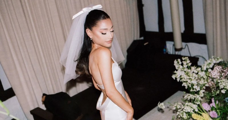 Ariana Grande w sukni ślubnej od Very Wang, fot: Stefan Kohli dla Vogue Magazine /