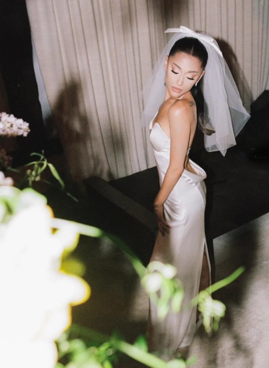 Ariana Grande w sukni ślubnej od Very Wang przygotowanej specjalnie dla niej, fot: Stefan Kohli dla Vogue Magazine