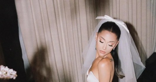 Ariana Grande w sukni ślubnej od Very Wang przygotowanej specjalnie dla niej, fot: Stefan Kohli dla Vogue Magazine