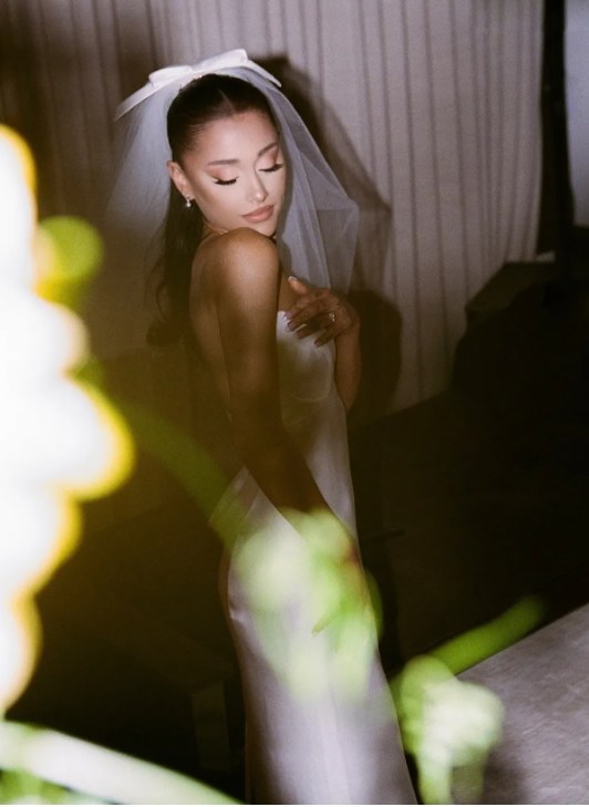 Ariana Grande wybrała welon do wysokiego kucyka, for: Stefan Kohli dla Vogue Magazine /