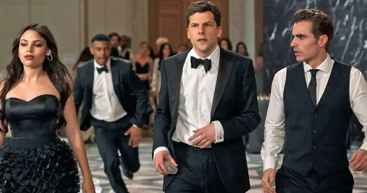 Ariana Greenblatt, Jesse Eisenberg i Dave Franco w scenie z filmu "Iluzja 3" /materiały prasowe