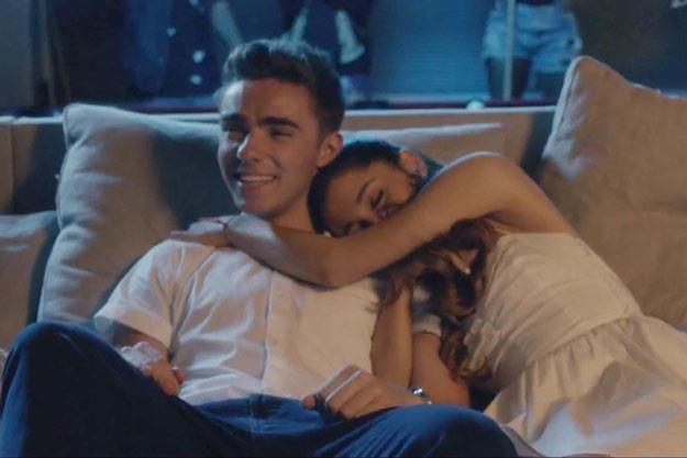 Ariana i Nathan w teledysku "Almost Is Never Enough" /