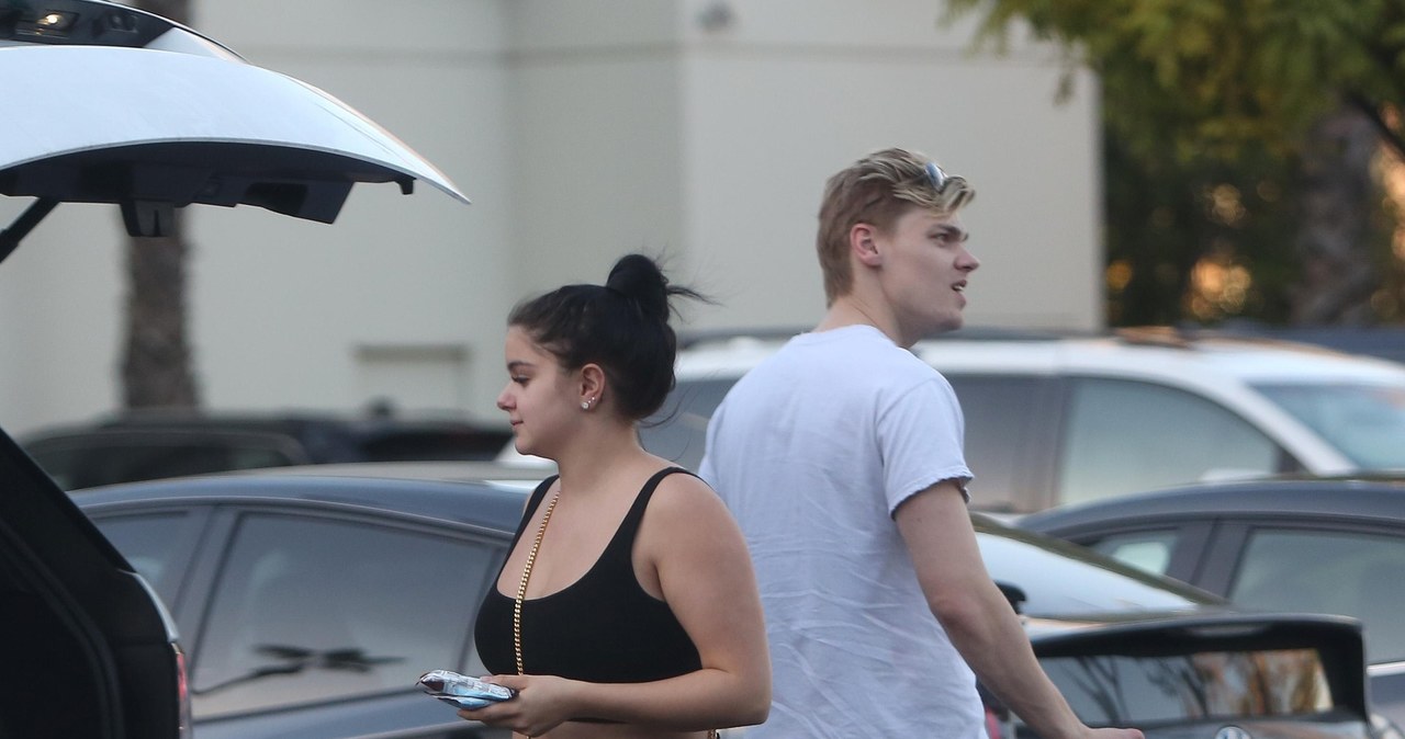 Ariel Winter bez bielizny przed supermarketem - pomponik.pl