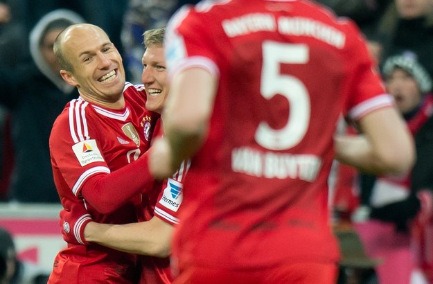 Arjen Robben i Bastian Schweinsteiger w czasie ligowego meczu z Bayerem Leverkusen /SVEN HOPPE/dpa /PAP