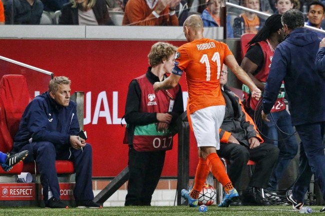 Arjen Robben opuszcza boisko w Amsterdamie /STANLEY GONTHA /PAP/EPA