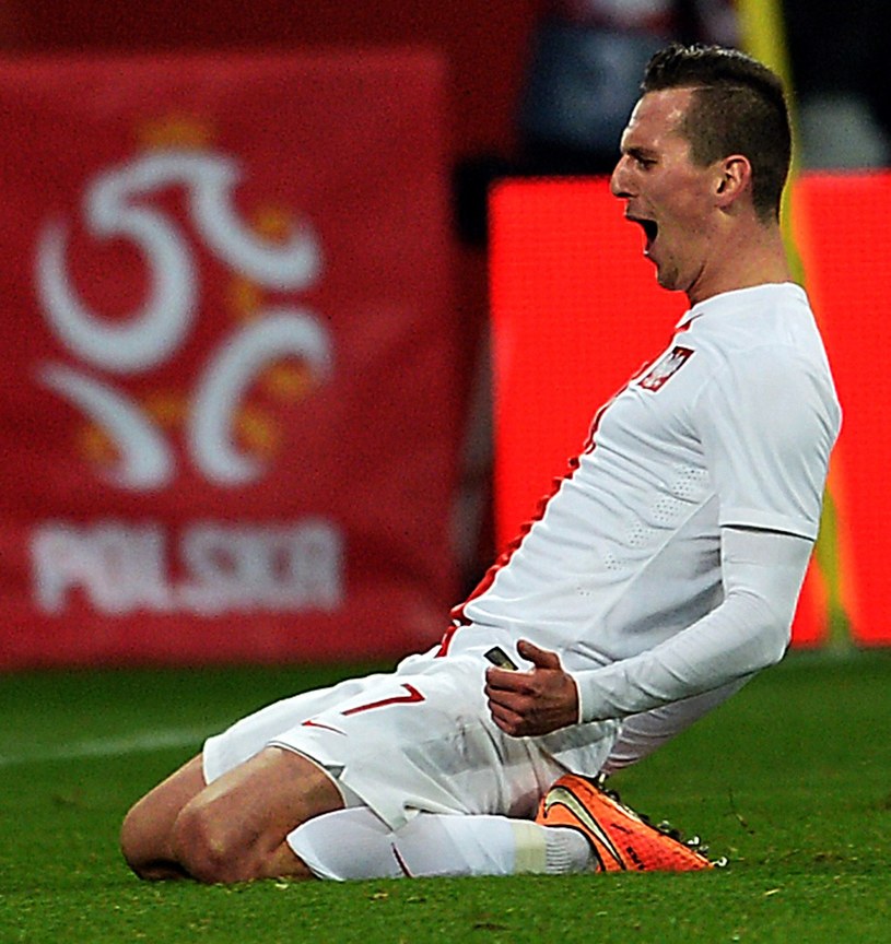Arkadiusz Milik cieszy się po golu w meczu Polska - Szwajcaria /AFP
