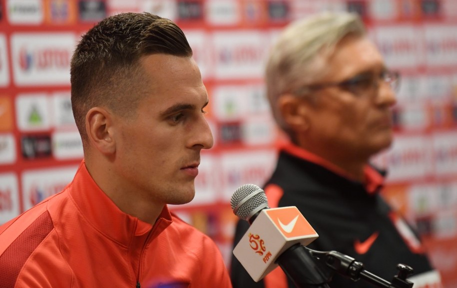 Arkadiusz Milik doznał w meczu z Danią poważnej kontuzji kolana. Czeka go kilka miesięcy przerwy /Bartłomiej Zborowski /PAP