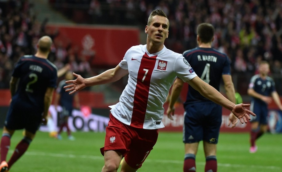 Arkadiusz Milik fetuje strzelenie bramki w meczu Polska - Szkocja w eliminacjach Euro 2016 /Bartłomiej Zborowski /PAP