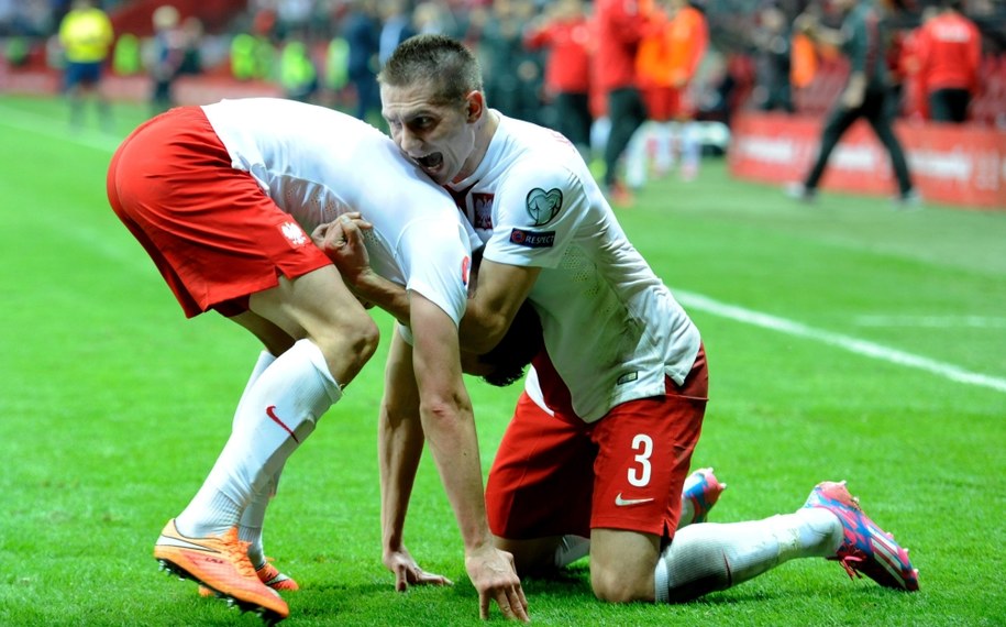 Arkadiusz Milik fetuje z Arturem Jędrzejczykiem strzelenie bramki drużynie Szkocji na 2-2 /Bartłomiej Zborowski /PAP