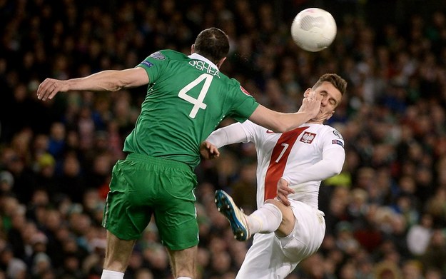 Arkadiusz Milik walczy o piłkę z Irlandczykiem Johnem O'Shea /Bartłomiej Zborowski /PAP