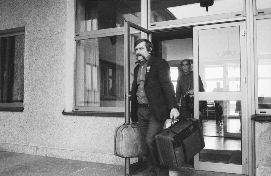 Arłamów, 15 listopada 1982 rok. Lech Wałęsa opuszcza miejsce internowania /Ireneusz Radkiewicz  /PAP